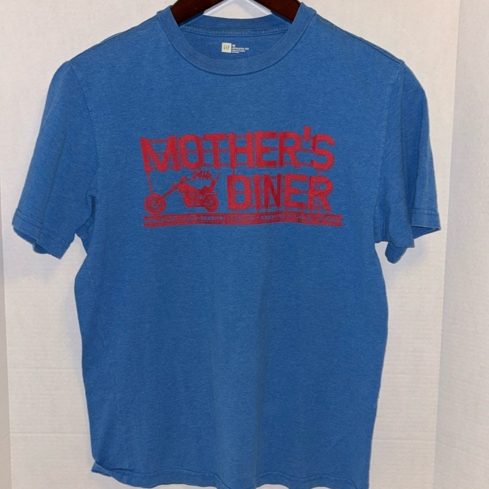 GAP ATHLETIC FIT BLUE TEE SHIRT “ MOTHER’S DINER”
FUN GRAPHIC TEE SHIRT MEDIUM